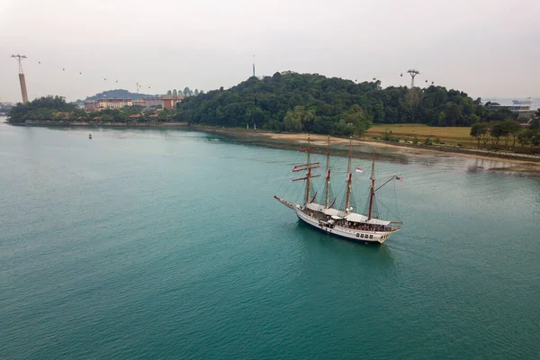 Vista aérea de um barco à vela que entra em Keppel Bay, Singapura — Fotografia de Stock