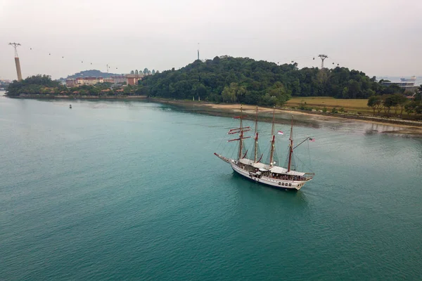 Aerial view of a sailing boat entering Keppel Bay, Singapore — Stock Fotó