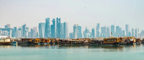 Doha stadsgezicht en dhow boten op de voorgrond — Stockfoto