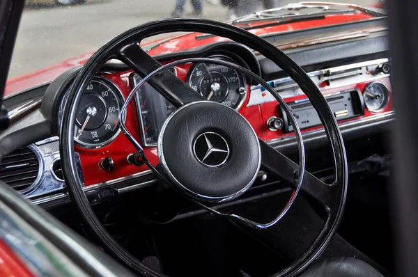 Κλασικό κόκκινο Mercedes εσωτερικό — Φωτογραφία Αρχείου