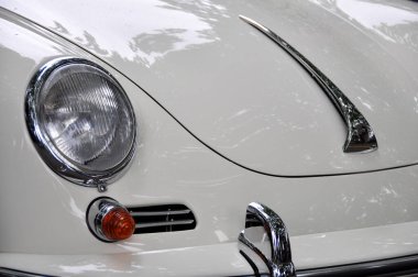 Beyaz Porsche 356 'nın ön tarafı.