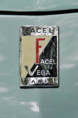 Yeşil kaporta üzerine Facel-Vega logosu
