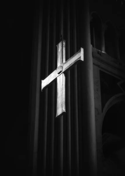 Cruz na catedral em preto e branco — Fotografia de Stock