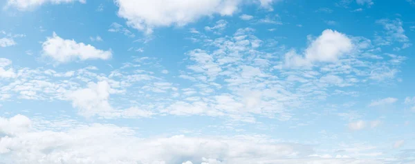 Панорамный голубой фон неба с белыми облаками — стоковое фото