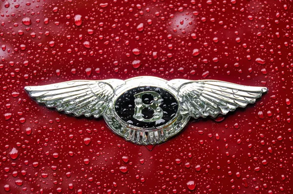 Логотип Бентлі з дощовими краплями. — стокове фото