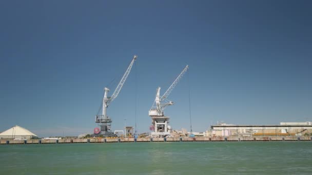 Duas gruas no porto de Bayonne, França — Vídeo de Stock