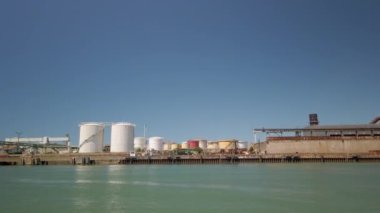 Bayonne limanında tanklar Adour Nehri 'nin kıyısında.