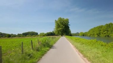 POV kırsal yolda bisiklet sürüyor