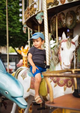 Atlıkarıncaya binen küçük çocuk