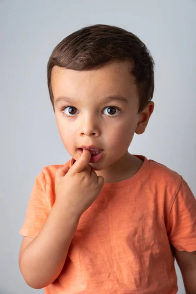 Симпатичный портрет трехлетнего мальчика — стоковое фото
