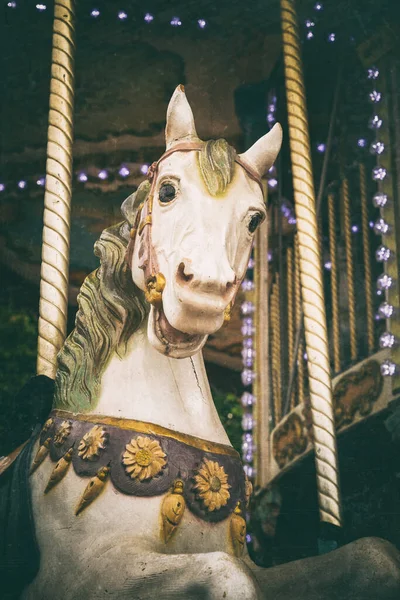 Carrossel cavalo branco com olhar vintage — Fotografia de Stock