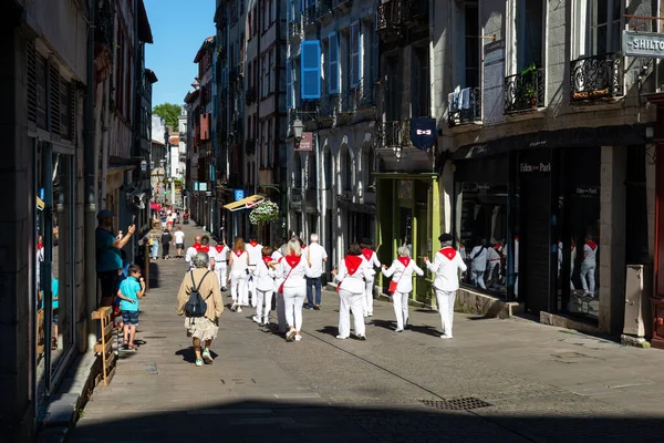 Παραδοσιακό μουσικό συγκρότημα στους δρόμους της Bayonne, Γαλλία — Φωτογραφία Αρχείου