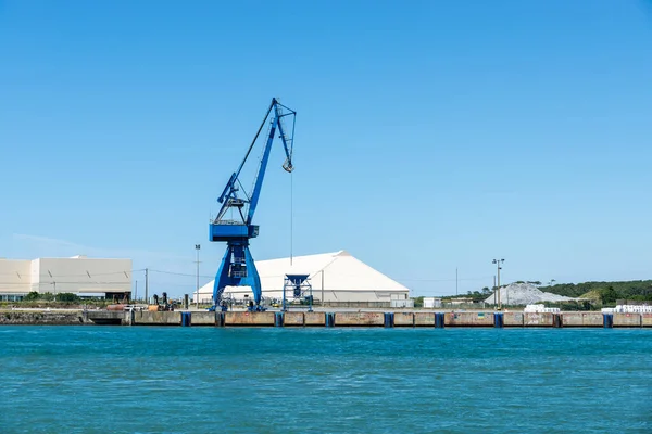 Grúa azul en el puerto de Bayona, Francia —  Fotos de Stock