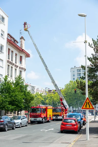 İtfaiyeciler Bayonne, Fransa 'daki apartman yangınıyla uğraşıyorlar. — Stok fotoğraf