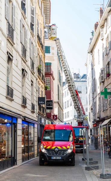 Brandweerlieden evacueren iemand door het raam, in Bayonne, Frankrijk — Stockfoto