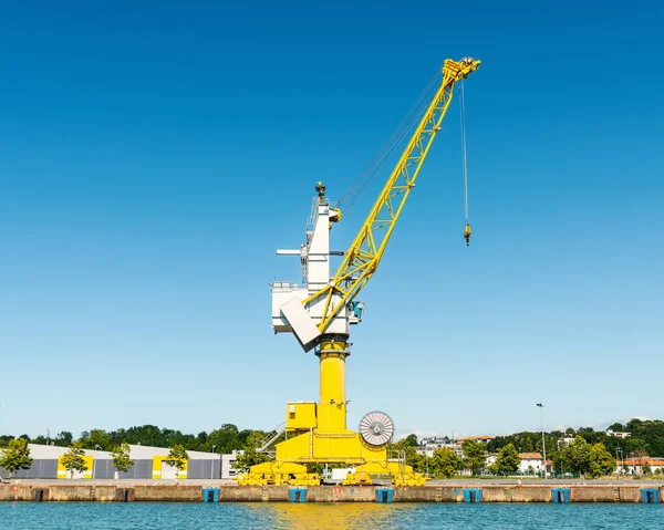 Yellow crane on the Adour River in Bayonne, France — Stock Photo, Image