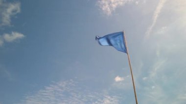 Fransa 'da mavi gökyüzüne karşı mavi üçgen bayrak