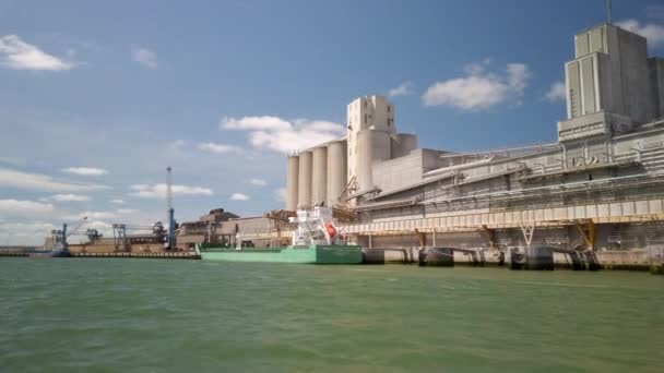 Arklow Accord Frachtschiff im Hafen von Bayonne in Frankreich — Stockvideo