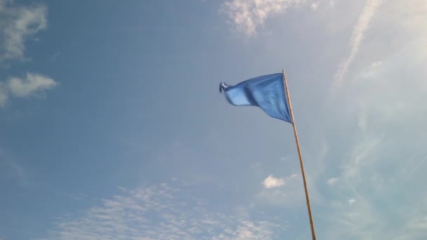 Bandeira do triângulo azul contra o céu azul na França — Vídeo de Stock