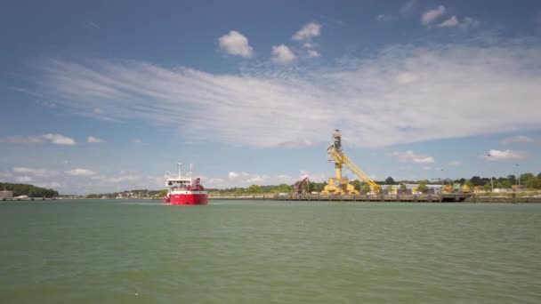 Hondarra hopper dredger ship on the Adour River in France — Stok Video