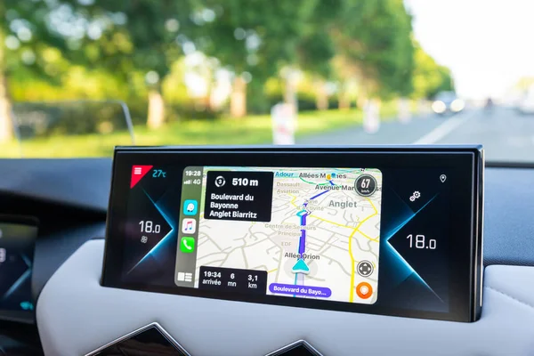 Waze app εμφανίζεται στην οθόνη DS 3 Crossbacks μέσω Carplay. — Φωτογραφία Αρχείου