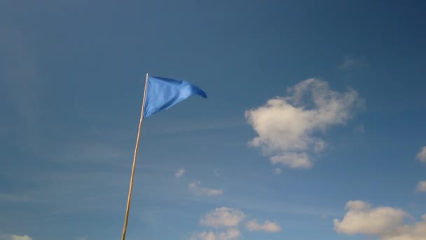 Bendera segitiga biru melawan langit biru di Perancis — Stok Video