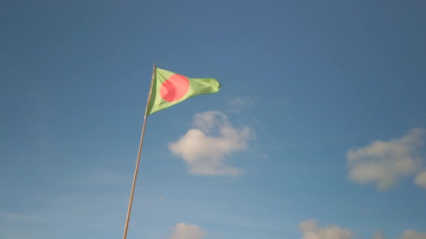 Bandeira de triângulo verde com ponto vermelho indicando uma área de surf, céu azul, na França — Vídeo de Stock