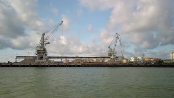Grúas en el puerto de Bayona, Francia — Vídeo de stock