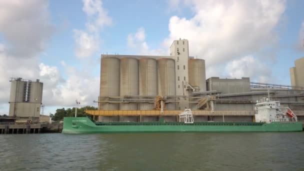 Arklow Accord lastfartyg i Bayonne hamn i Frankrike — Stockvideo