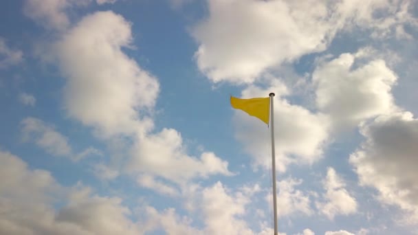 Bandeira do triângulo amarelo que indica perigo médio, numa praia em França — Vídeo de Stock