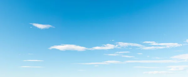 Panorâmica céu azul fundo — Fotografia de Stock