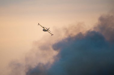 Amfibi su bombacısı uçuyor.