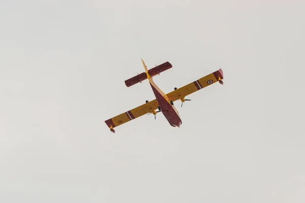 Canadair CL-415 bombardeiro anfíbio de água em voo — Fotografia de Stock