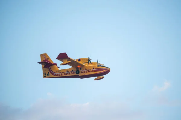 Canadair CL-415 amfibische waterbommenwerper tijdens de vlucht — Stockfoto