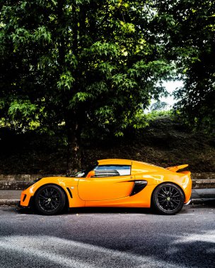 Turuncu Lotus Exige S, Bayonne, Fransa 'da sokağa park edilmiş.