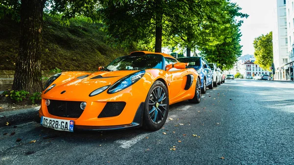Orange Lotus Exige S geparkeerd in de straat, in Bayonne, Frankrijk — Stockfoto
