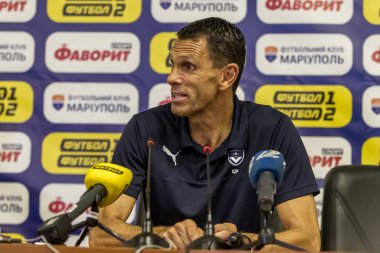 Odessa, Ukrayna - 9 Ağustos 2018: Gustavo Augusto Poyet Dominguez baş antrenör Bordeaux oyun Uefa Avrupa Ligi 2018 Fc Mariupol ' (Ukrayna) sırasında. Basın toplantısı koç Bordeaux Poyet Dominguez