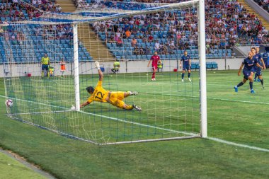 Odessa, Ukrayna - 9 Ağustos 2018: Uefa Avrupa Ligi 2018 Fc Mariupol (Ukrayna) - Fc Girondins de Bordeaux (Fransa) gergin bir futbol maçı Avrupa Ligi. Bordeaux - Fransa - kırmızı