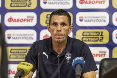 Odessa, Ukrayna - 9 Ağustos 2018: Gustavo Augusto Poyet Dominguez baş antrenör Bordeaux oyun Uefa Avrupa Ligi 2018 Fc Mariupol ' (Ukrayna) sırasında. Basın toplantısı koç Bordeaux Poyet Dominguez