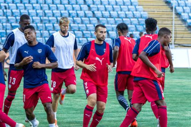 Odessa, Ukrayna - 9 Ağustos 2018: Avrupa Ligi Uefa Avrupa Ligi 2018 Fc Girondins de Bordeaux (Fransa) futbol maçı. Bordeaux - Fransa - ısınma, Fc Mariupol Ukrayna ile maçtan önce eğitim