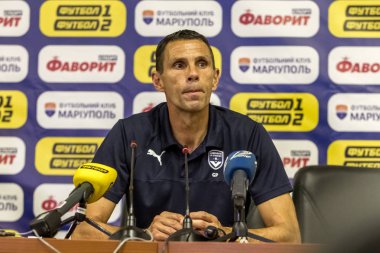 Odessa, Ukrayna - 9 Ağustos 2018: Gustavo Augusto Poyet Dominguez baş antrenör Bordeaux oyun Uefa Avrupa Ligi 2018 Fc Mariupol ' (Ukrayna) sırasında. Basın toplantısı koç Bordeaux Poyet Dominguez