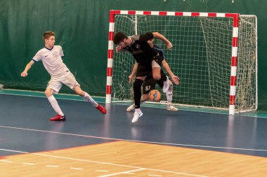 Odessa, Ukrayna - 28 Temmuz 2018: Tanımlanamayan yerel takım parke zemin üzerinde futsal turnuvasında mini-futbol oynayan oyuncuların. Spor oyunu kapalı salonda, mini futbol futbol anını