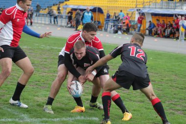 Odessa, Ukrayna - 29 Eylül 2018: Final Oyunları Şampiyonası Ukrayna'nın en güçlü takımları Rugby-7. Rugby topu alan üzerinde. Rugby topu için ağır mücadele sahip. Takım sporcular oyuncular sahada