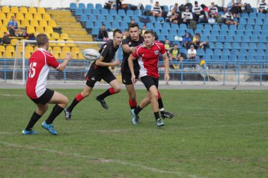 Odessa, Ukrayna - 29 Eylül 2018: Final Oyunları Şampiyonası Ukrayna'nın en güçlü takımları Rugby-7. Rugby topu alan üzerinde. Rugby topu için ağır mücadele sahip. Takım sporcular oyuncular sahada