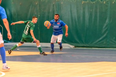 Odessa, Ukrayna - 28 Temmuz 2018: Tanımlanamayan yerel takım parke zemin üzerinde futsal turnuvasında mini-futbol oynayan oyuncuların. Spor oyunu kapalı salonda, mini futbol futbol anını