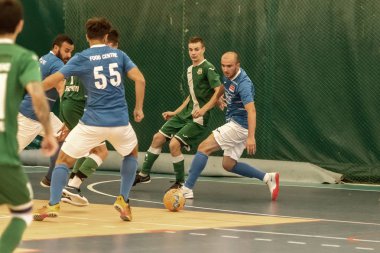 Odessa, Ukrayna - 28 Temmuz 2018: Tanımlanamayan yerel takım parke zemin üzerinde futsal turnuvasında mini-futbol oynayan oyuncuların. Spor oyunu kapalı salonda, mini futbol futbol anını