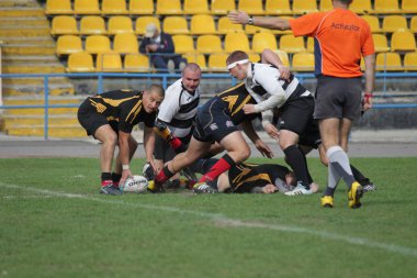 Odessa, Ukrayna - 29 Eylül 2018: Final Oyunları Şampiyonası Ukrayna'nın en güçlü takımları Rugby-7. Rugby topu alan üzerinde. Rugby topu için ağır mücadele sahip. Takım sporcular oyuncular sahada