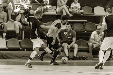 Odessa, Ukrayna - 28 Temmuz 2018: Tanımlanamayan yerel takım parke zemin üzerinde futsal turnuvasında mini-futbol oynayan oyuncuların. Spor oyunu kapalı salonda, mini futbol futbol anını