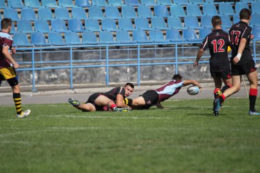 Odessa, Ukrayna - 29 Eylül 2018: Final Oyunları Şampiyonası Ukrayna'nın en güçlü takımları Rugby-7. Rugby topu alan üzerinde. Rugby topu için ağır mücadele sahip. Takım sporcular oyuncular sahada