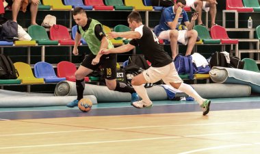 Odessa, Ukrayna - 28 Temmuz 2018: Tanımlanamayan yerel takım parke zemin üzerinde futsal turnuvasında mini-futbol oynayan oyuncuların. Spor oyunu kapalı salonda, mini futbol futbol anını